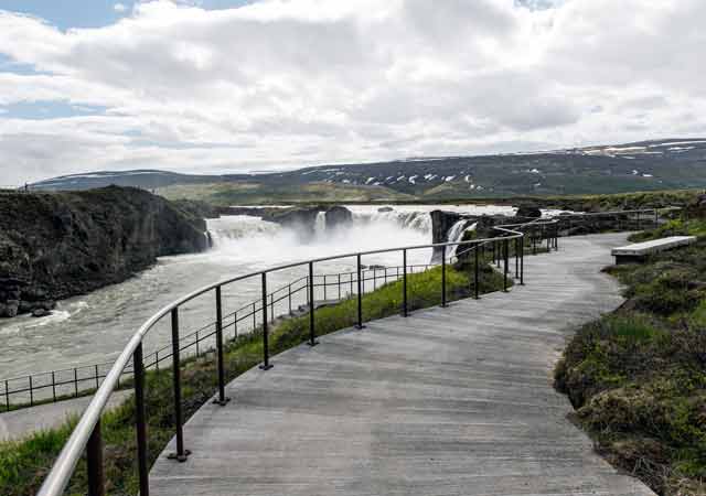 Goðafoss (Westseite) Gut ausgebaute Wege führen zum Wasserfall